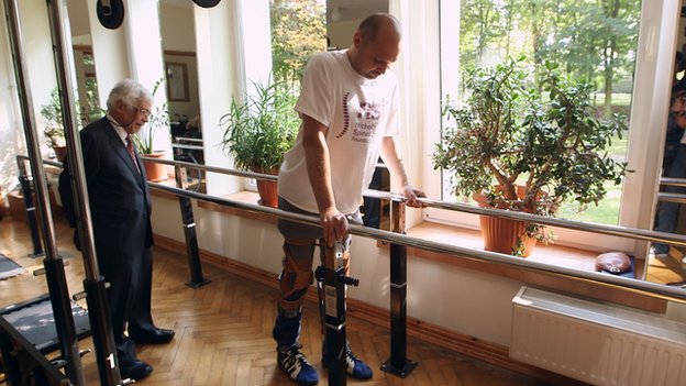 Darek Fidyka learns to walk again following OEC transplantation. Image BBC News.